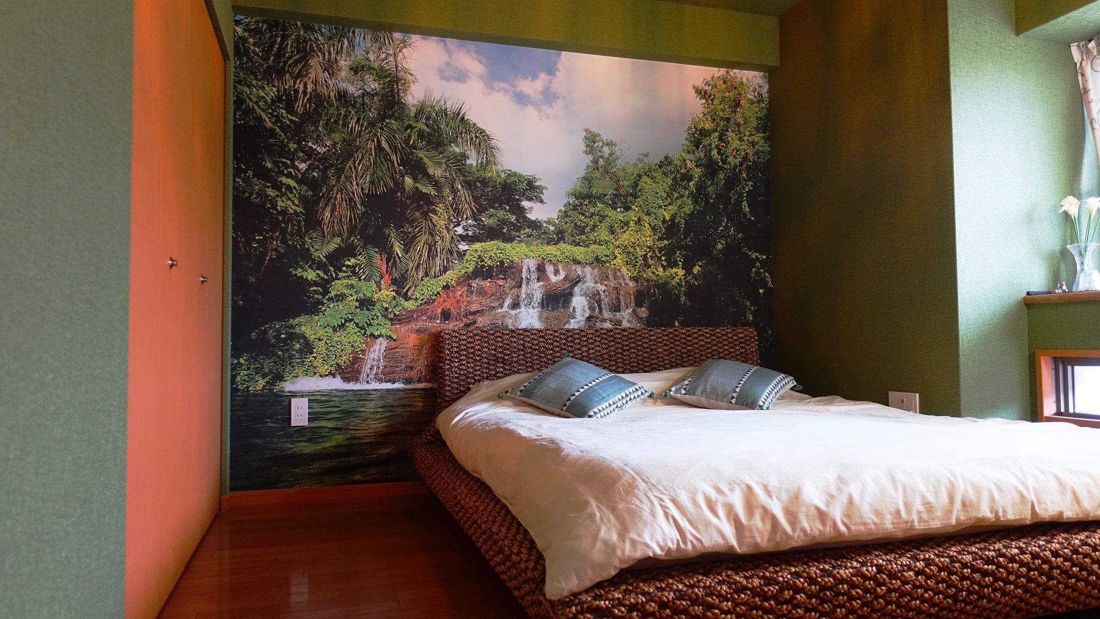 ベッドルームを劇的リフォーム 壁紙を最大活用してリゾート風に Resort Style Interior Change The Bedroom Dramatically With Wallpaper スイス人 レネの日本暮らし Renejapan Com
