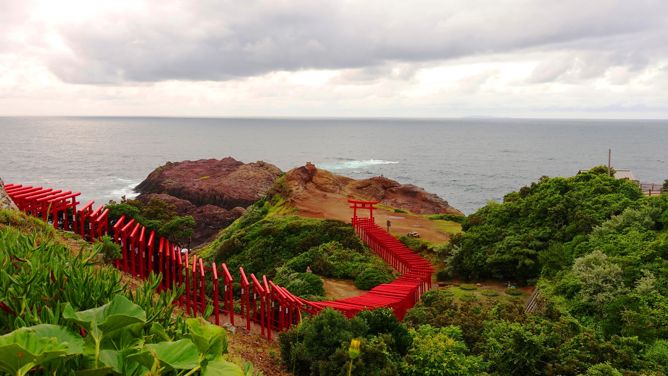 山口県長門市の絶景 元乃隅稲成神社と千畳敷 Cnn Top 31 Superb View Of Japan Motonosumiinari Shrine Senjoujiki スイス人 レネの日本暮らし Renejapan Com